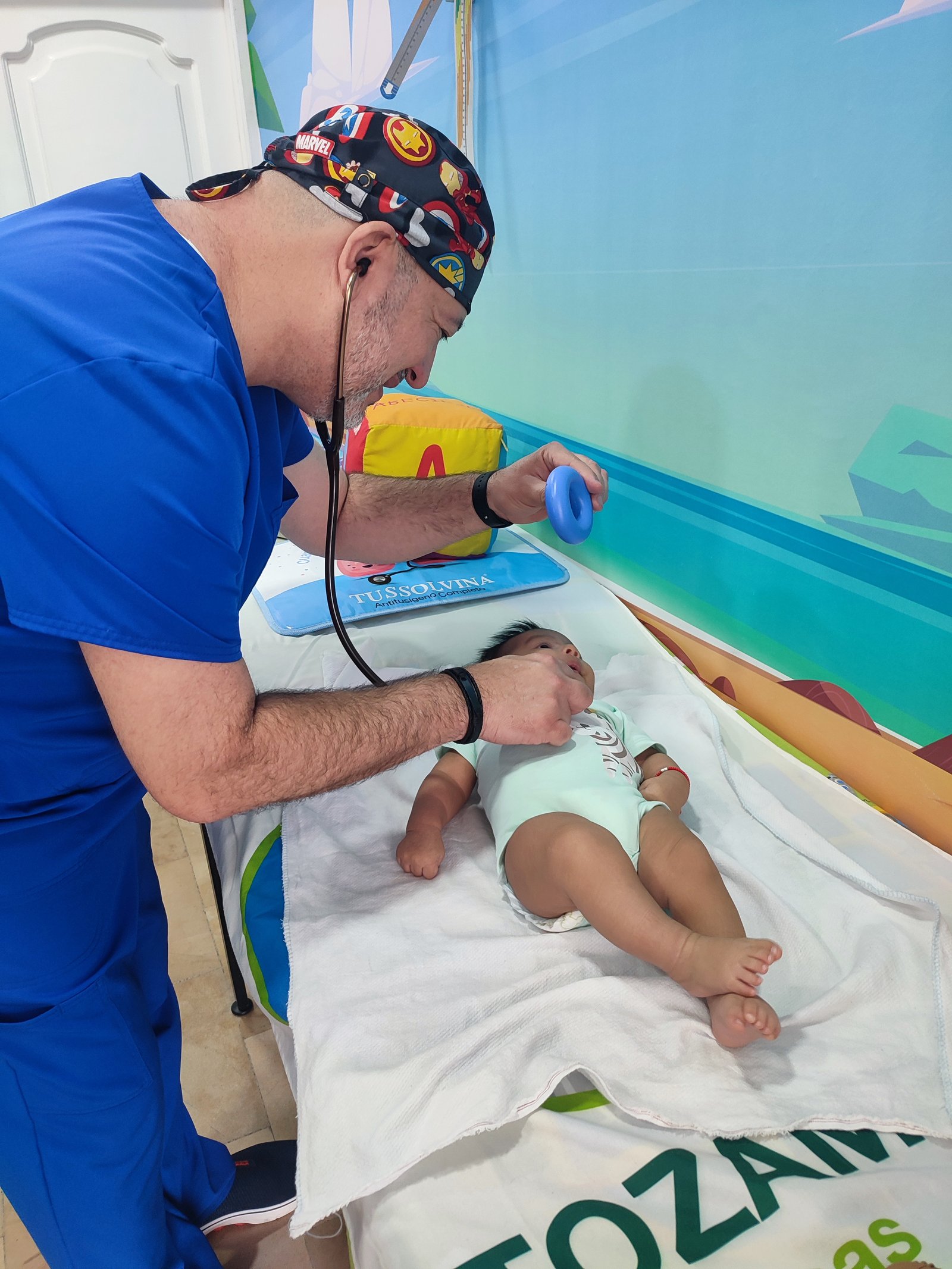 Dr. Franklin Fernández examinando a un recién nacido